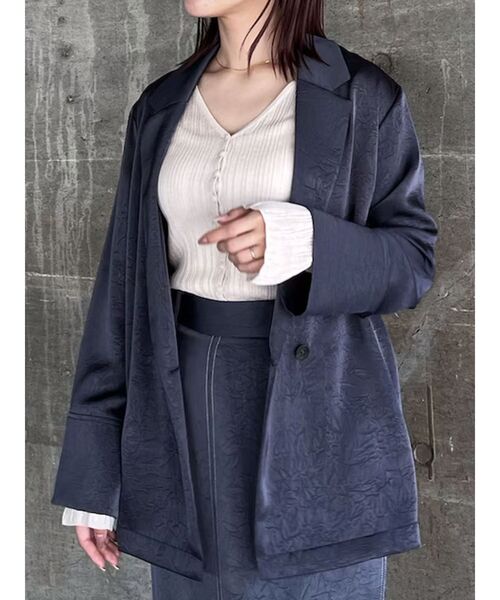 LAGUNAMOON(ラグナムーン)の「サテンオーバージャケット(テーラードジャケット・レディース・チャコールグレー/アイボリー・FREE)」の2枚目の写真