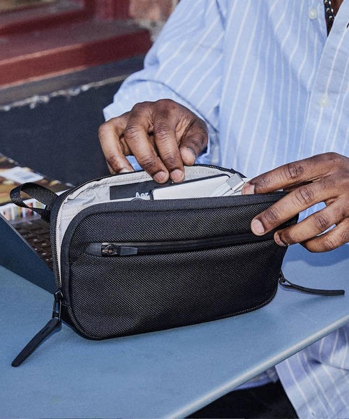 Aer（エアー）の「Aer Slim Pouch 2 エアー スリム ポーチ ガジェットケース（ポーチ・メンズ・ブラック・FREE）」の8枚目の写真