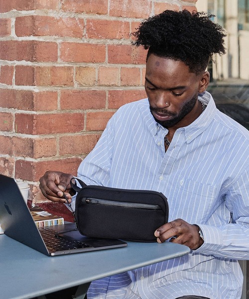 Aer（エアー）の「Aer Slim Pouch 2 エアー スリム ポーチ ガジェットケース（ポーチ・メンズ・ブラック・FREE）」の9枚目の写真