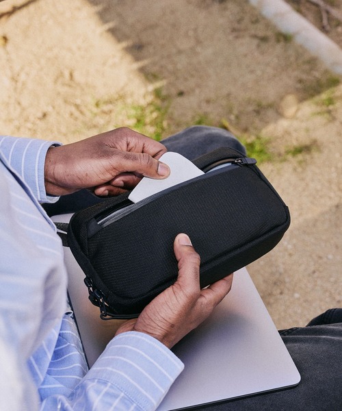 Aer（エアー）の「Aer Slim Pouch 2 エアー スリム ポーチ ガジェットケース（ポーチ・メンズ・ブラック・FREE）」の10枚目の写真