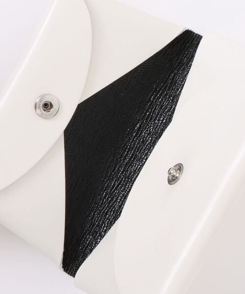 TOGA PULLA(トーガ プルラ)の「TOGA PULLA Leather card case TZ242-AG960(カードケース・レディース・レッド/ホワイト・FREE)」の3枚目の写真