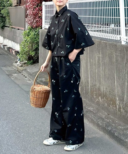 CORNERS（コーナーズ）の「ナイロンタフタ花柄刺繍タックパンツ【KR select】（スラックス・レディース・ブラック/ベージュ系その他・M）」の2枚目の写真