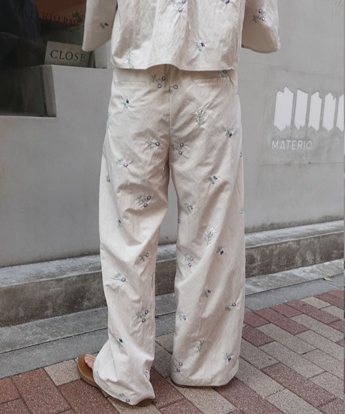 CORNERS（コーナーズ）の「ナイロンタフタ花柄刺繍タックパンツ【KR select】（スラックス・レディース・ブラック/ベージュ系その他・M）」の10枚目の写真