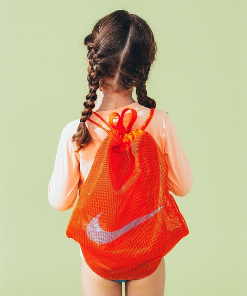 NIKE(ナイキ)の「NIKE / メッシュ ドロー ストリング プールバッグ 2025(バックパック/リュック・キッズ・ベージュ/オレンジ/ネイビー・ONE SIZE)」の4枚目の写真