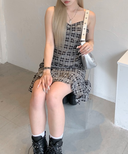 Mejoul（メジュール）の「ブラックチェック フロントギャザー キャミ ぺプラム ミニワンピース（ワンピース・レディース・ブラック・M/L）」の6枚目の写真
