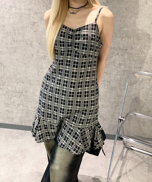 Mejoul（メジュール）の「ブラックチェック フロントギャザー キャミ ぺプラム ミニワンピース（ワンピース・レディース・ブラック・M/L）」の16枚目の写真