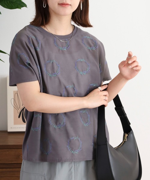 FUNALIVE(ファンアライブ)の「LITTLE MARKET 刺繍 4分袖プルオーバー(Tシャツ/カットソー・レディース・イエロー系1/イエロー/イエロー系3/アイボリー系1/グレー系1/イエロー系6/アイボリー系5/アイボリー系4/アイボリー系3/アイボリー系2/グレー系4/グレー系3/グレー系2/アイボリー/イエロー系2/グレー・FREE)」の3枚目の写真