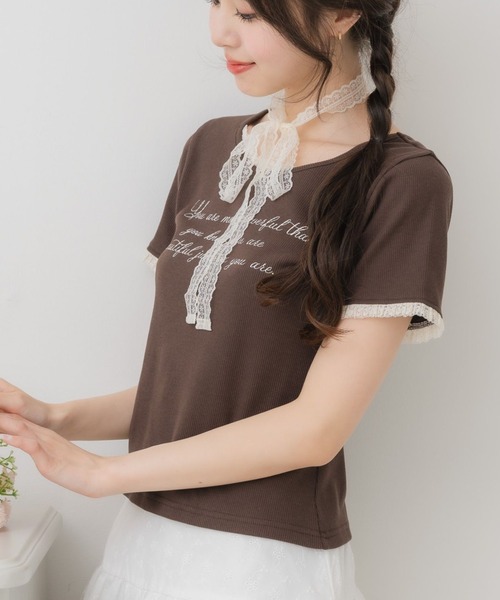 ems excite(エムズエキサイト)の「レースチョーカー付きロゴTEE(Tシャツ/カットソー・レディース・チャコールグレー/ナチュラル/ブラウン・FREE)」の2枚目の写真