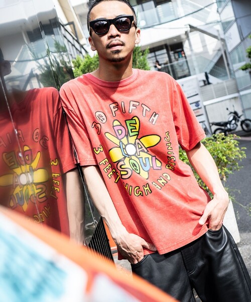 International Gallery BEAMS（インターナショナルギャラリービームス）の「【別注】U/MUSIC × IG / UNDERSONG De La Soul グラフィック Tシャツ ②（Tシャツ/カットソー・メンズ・レッド/ブラウン・S/M/L）」の3枚目の写真