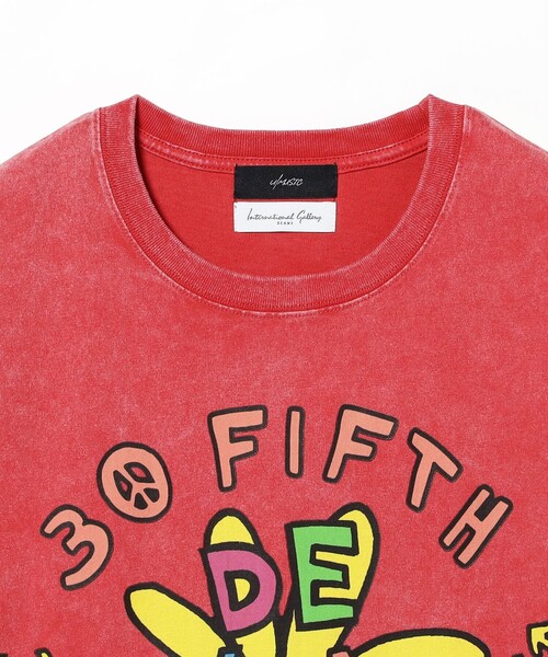 International Gallery BEAMS（インターナショナルギャラリービームス）の「【別注】U/MUSIC × IG / UNDERSONG De La Soul グラフィック Tシャツ ②（Tシャツ/カットソー・メンズ・レッド/ブラウン・S/M/L）」の8枚目の写真