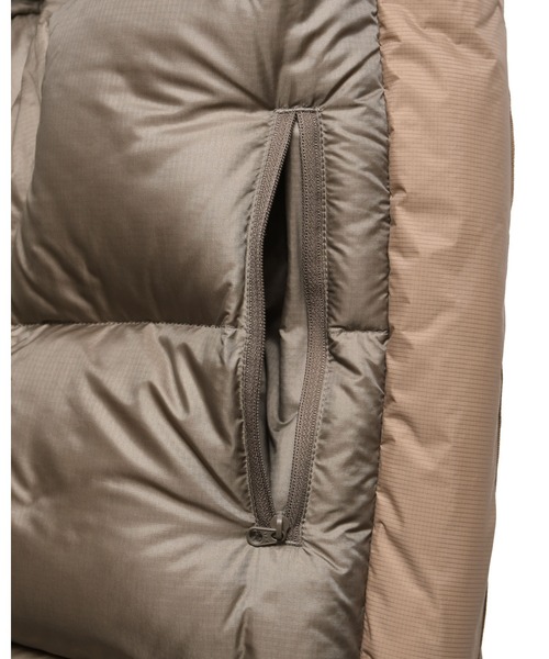 F.C.Real Bristol（エフシーレアルブリストル）の「FIELD DOWN PARKA（ダウンジャケット/コート・メンズ・ベージュ/ブラック/セージグリーン・X-LARGE/LARGE/MEDIUM/SMALL/XX-LARGE）」の13枚目の写真