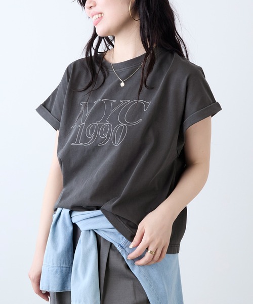 MICA&DEAL（マイカ＆ディール）の「"NYC1990"ロゴT-shirt（Tシャツ/カットソー・レディース・チャコールグレー/ホワイト/ベージュ/ピンク・FREE）」の2枚目の写真
