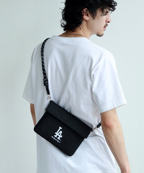 MLB（メジャーリーグベースボール）の「【MLB/メジャーリーグベースボール】コンパクト フラップミニショルダー/ポーチ（ショルダーバッグ・メンズ・ブラック系1/ブラック系2/ブラック系3・FREE）」の16枚目の写真