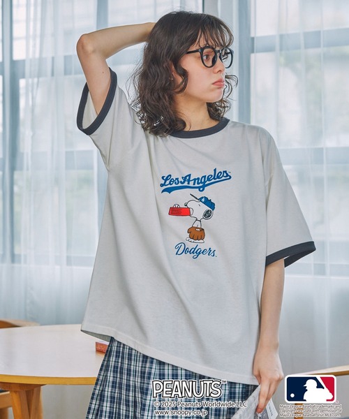 PEANUTS(ピーナッツ)の「【PEANUT×MLB】ピーナッツ×メジャーリーグベースボール 別注 グラフィック ロゴ刺繍オーバーサイズ半袖Tシャツ(Tシャツ/カットソー・レディース・スミクロ/ネイビー系/チャコールグレー/ネイビー・FREE)」の5枚目の写真
