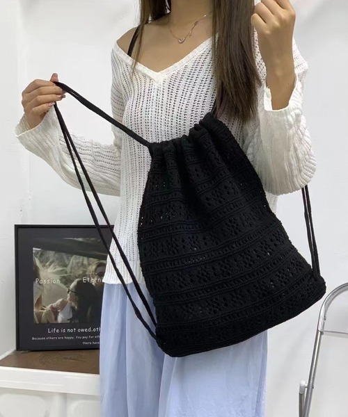 meJane(ミージェーン)の「クロッシェ編み ナップサック(バックパック/リュック・レディース・ブラック/アイボリー・FREE)」の2枚目の写真