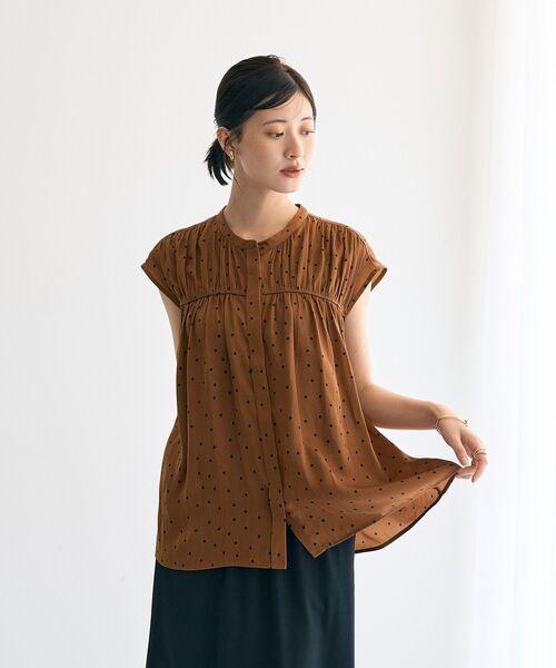 YECCA VECCA（イェッカヴェッカ）の「ドット柄ギャザーブラウス（シャツ/ブラウス・レディース・ブラック/チャコールグレー/キャメル・FREE）」の2枚目の写真