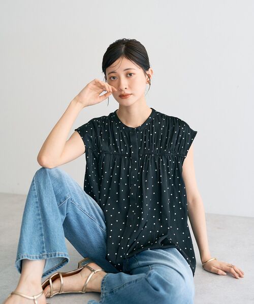 YECCA VECCA（イェッカヴェッカ）の「ドット柄ギャザーブラウス（シャツ/ブラウス・レディース・ブラック/チャコールグレー/キャメル・FREE）」の5枚目の写真