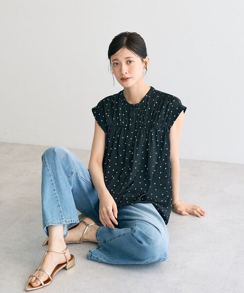 YECCA VECCA（イェッカヴェッカ）の「ドット柄ギャザーブラウス（シャツ/ブラウス・レディース・ブラック/チャコールグレー/キャメル・FREE）」の6枚目の写真