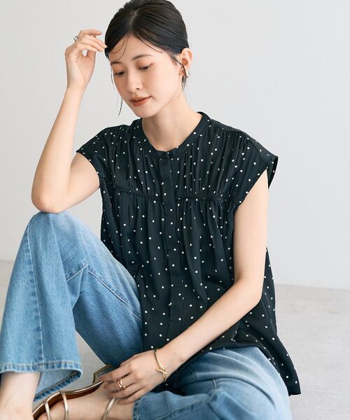 YECCA VECCA（イェッカヴェッカ）の「ドット柄ギャザーブラウス（シャツ/ブラウス・レディース・ブラック/チャコールグレー/キャメル・FREE）」の7枚目の写真