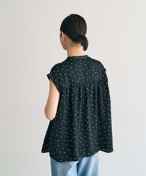 YECCA VECCA（イェッカヴェッカ）の「ドット柄ギャザーブラウス（シャツ/ブラウス・レディース・ブラック/チャコールグレー/キャメル・FREE）」の11枚目の写真