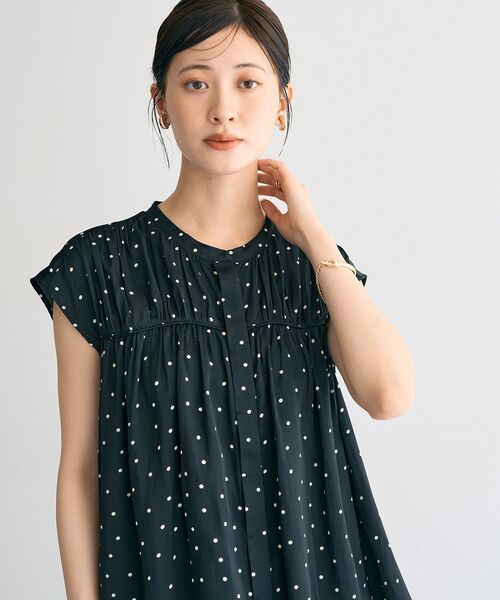 YECCA VECCA（イェッカヴェッカ）の「ドット柄ギャザーブラウス（シャツ/ブラウス・レディース・ブラック/チャコールグレー/キャメル・FREE）」の12枚目の写真