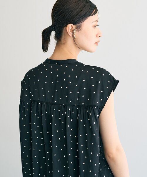 YECCA VECCA（イェッカヴェッカ）の「ドット柄ギャザーブラウス（シャツ/ブラウス・レディース・ブラック/チャコールグレー/キャメル・FREE）」の13枚目の写真