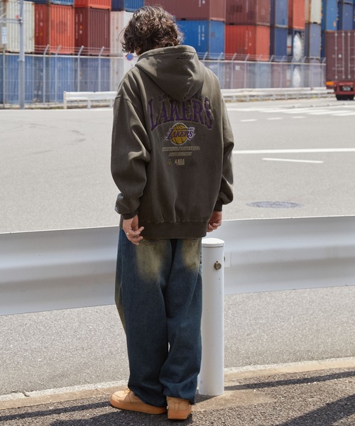 NBA（エヌビーエー）の「NBA/エヌビーエー 別注 チームロゴ刺繍バックデザイン ピグメント加工ビッグシルエット裏起毛ダブルジップパーカー（パーカー・メンズ・ブラック系2/アッシュグレー/ブラック/ネイビー/ブラック系/ブラウン・L/M）」の16枚目の写真