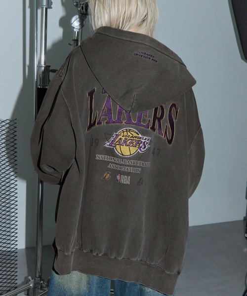 NBA（エヌビーエー）の「NBA/エヌビーエー 別注 チームロゴ刺繍バックデザイン ピグメント加工ビッグシルエット裏起毛ダブルジップパーカー（パーカー・メンズ・ブラック系2/アッシュグレー/ブラック/ネイビー/ブラック系/ブラウン/ワイン・L/M）」の8枚目の写真