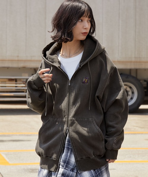 NBAチームロゴ刺繍フード付きスウェット NBA/エヌビーエー 別注 チームロゴ刺繍バックデザイン