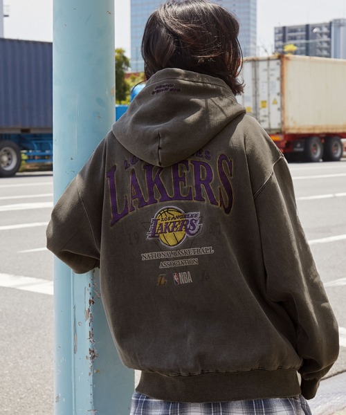 NBA（エヌビーエー）の「NBA/エヌビーエー 別注 チームロゴ刺繍バックデザイン ピグメント加工ビッグシルエット裏起毛ダブルジップパーカー（パーカー・メンズ・ブラック系2/アッシュグレー/ブラック/ネイビー/ブラック系/ブラウン・L/M）」の19枚目の写真