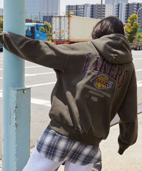 NBAチームロゴ刺繍フード付きスウェット NBA/エヌビーエー 別注 チームロゴ刺繍バックデザイン