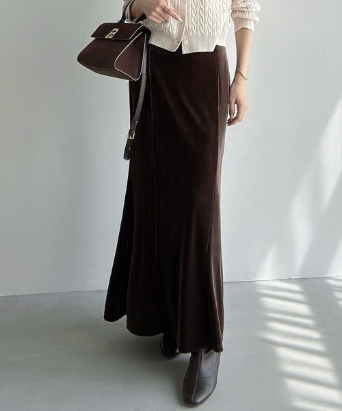 Meiru(メイル)の「ベロアマーメイドスカート(薄手)(スカート・レディース・チャコール/ブラック/ブラウン・LARGE/MEDIUM/SMALL)」の3枚目の写真