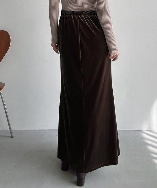 Meiru(メイル)の「ベロアマーメイドスカート(薄手)(スカート・レディース・チャコール/ブラック/ブラウン・LARGE/MEDIUM/SMALL)」の7枚目の写真