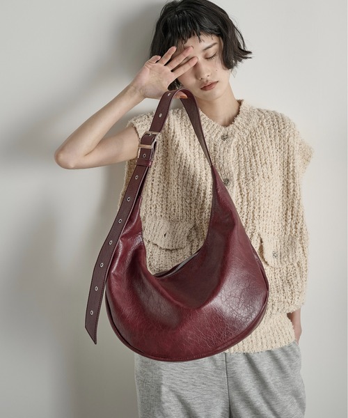 THE YOn（ザヨン）の「ハーフムーンワンショルダーバッグ（ショルダーバッグ・レディース・マスタード/セージグリーン/ブラック/ワインレッド・FREE）」の4枚目の写真