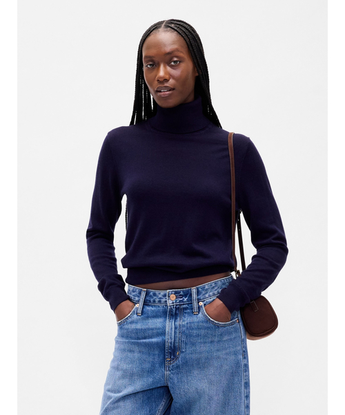 GAP(ギャップ)の「ヴィーガンスエード バレルバッグ(ショルダーバッグ・レディース・ブラウン・ONE SIZE)」の2枚目の写真