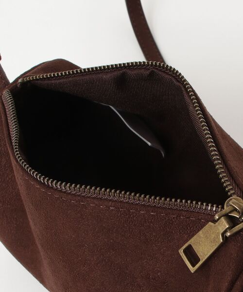 GAP(ギャップ)の「ヴィーガンスエード バレルバッグ(ショルダーバッグ・レディース・ブラウン・ONE SIZE)」の5枚目の写真