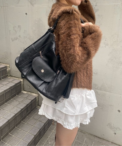 Mejoul（メジュール）の「【3WAY】【A4サイズ対応】大容量 フェイクレザーフラワーボタン ショルダー リュック トート（ショルダーバッグ・レディース・ブラック/アイボリー・F）」の2枚目の写真