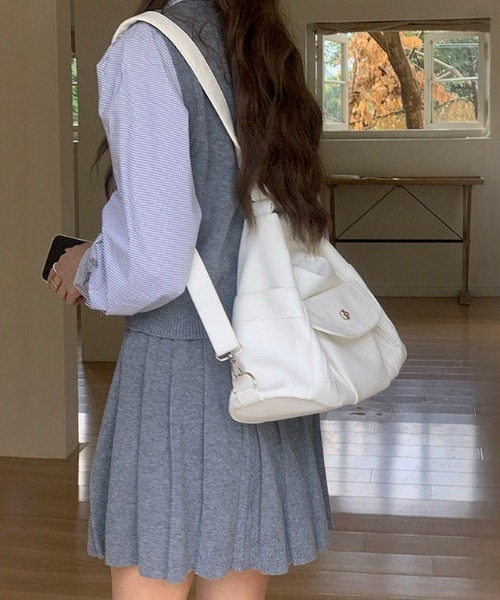 Mejoul（メジュール）の「【3WAY】【A4サイズ対応】大容量 フェイクレザーフラワーボタン ショルダー リュック トート（ショルダーバッグ・レディース・ブラック/アイボリー・F）」の3枚目の写真