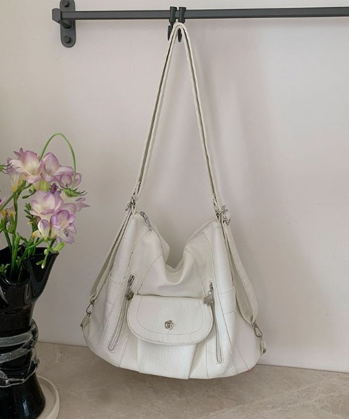 Mejoul（メジュール）の「【3WAY】【A4サイズ対応】大容量 フェイクレザーフラワーボタン ショルダー リュック トート（ショルダーバッグ・レディース・ブラック/アイボリー・F）」の10枚目の写真