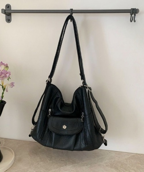 Mejoul（メジュール）の「【3WAY】【A4サイズ対応】大容量 フェイクレザーフラワーボタン ショルダー リュック トート（ショルダーバッグ・レディース・ブラック/アイボリー・F）」の9枚目の写真