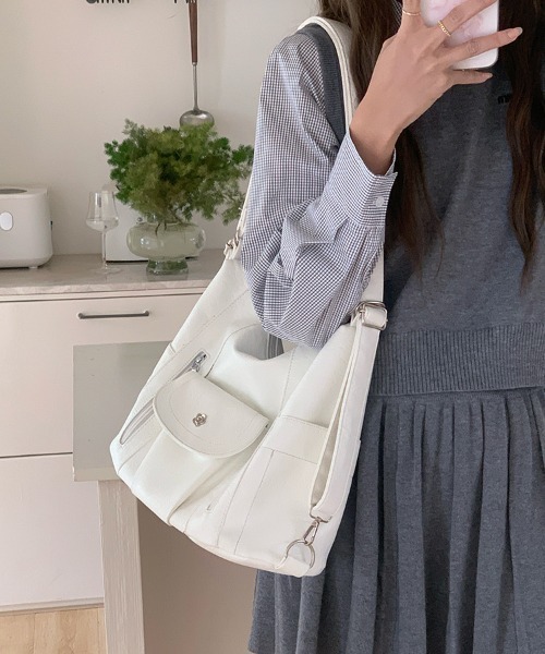 Mejoul（メジュール）の「【3WAY】【A4サイズ対応】大容量 フェイクレザーフラワーボタン ショルダー リュック トート（ショルダーバッグ・レディース・ブラック/アイボリー・F）」の4枚目の写真