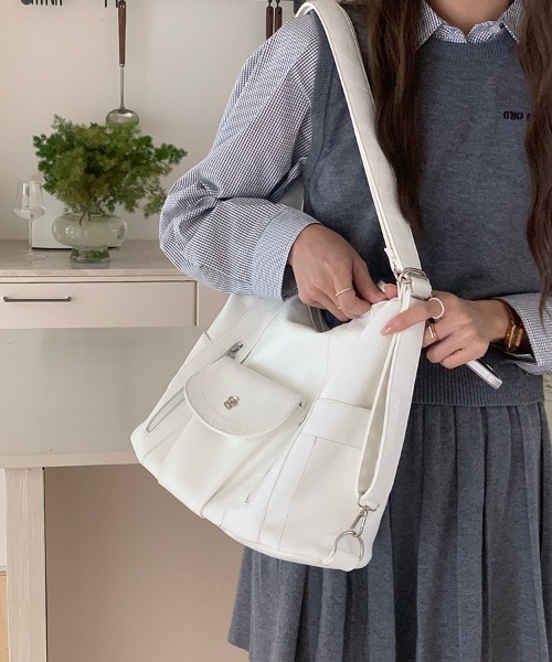 Mejoul（メジュール）の「【3WAY】【A4サイズ対応】大容量 フェイクレザーフラワーボタン ショルダー リュック トート（ショルダーバッグ・レディース・ブラック/アイボリー・F）」の5枚目の写真