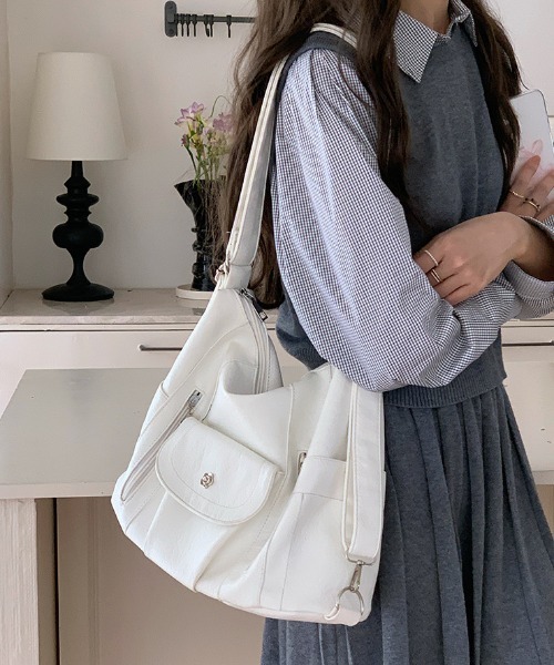 Mejoul（メジュール）の「【3WAY】【A4サイズ対応】大容量 フェイクレザーフラワーボタン ショルダー リュック トート（ショルダーバッグ・レディース・ブラック/アイボリー・F）」の6枚目の写真