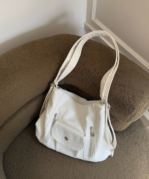 Mejoul（メジュール）の「【3WAY】【A4サイズ対応】大容量 フェイクレザーフラワーボタン ショルダー リュック トート（ショルダーバッグ・レディース・ブラック/アイボリー・F）」の11枚目の写真