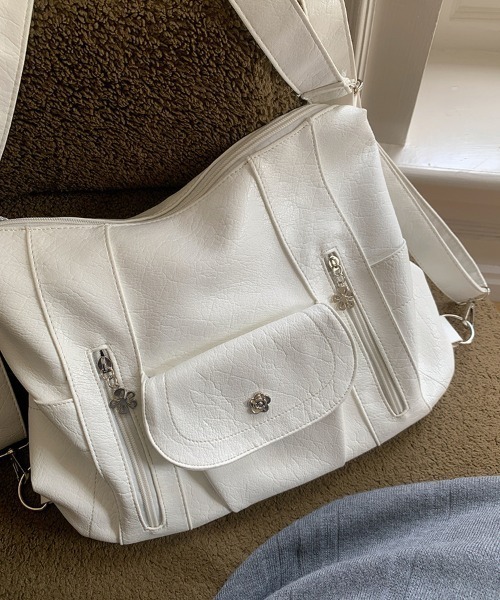 Mejoul（メジュール）の「【3WAY】【A4サイズ対応】大容量 フェイクレザーフラワーボタン ショルダー リュック トート（ショルダーバッグ・レディース・ブラック/アイボリー・F）」の12枚目の写真