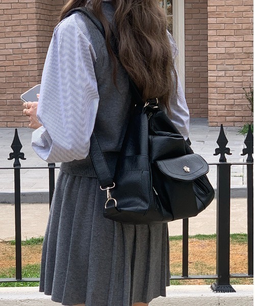 Mejoul（メジュール）の「【3WAY】【A4サイズ対応】大容量 フェイクレザーフラワーボタン ショルダー リュック トート（ショルダーバッグ・レディース・ブラック/アイボリー・F）」の7枚目の写真