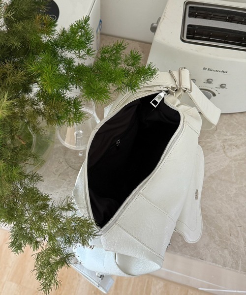 Mejoul（メジュール）の「【3WAY】【A4サイズ対応】大容量 フェイクレザーフラワーボタン ショルダー リュック トート（ショルダーバッグ・レディース・ブラック/アイボリー・F）」の13枚目の写真