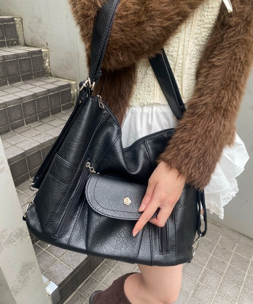 Mejoul（メジュール）の「【3WAY】【A4サイズ対応】大容量 フェイクレザーフラワーボタン ショルダー リュック トート（ショルダーバッグ・レディース・ブラック/アイボリー・F）」の19枚目の写真