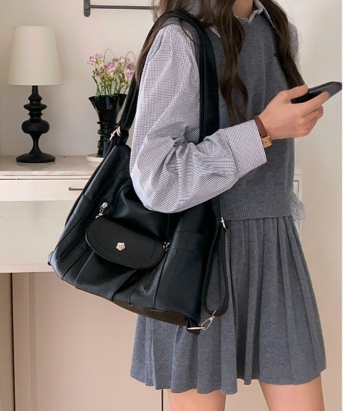 Mejoul（メジュール）の「【3WAY】【A4サイズ対応】大容量 フェイクレザーフラワーボタン ショルダー リュック トート（ショルダーバッグ・レディース・ブラック/アイボリー・F）」の14枚目の写真