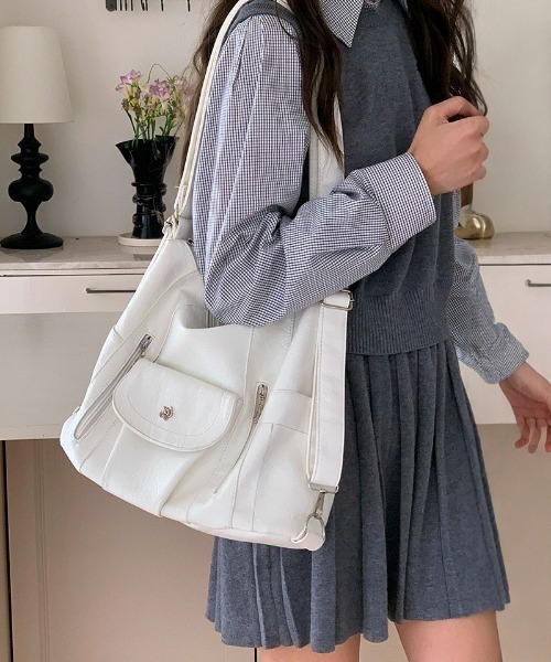 Mejoul（メジュール）の「【3WAY】【A4サイズ対応】大容量 フェイクレザーフラワーボタン ショルダー リュック トート（ショルダーバッグ・レディース・ブラック/アイボリー・F）」の16枚目の写真